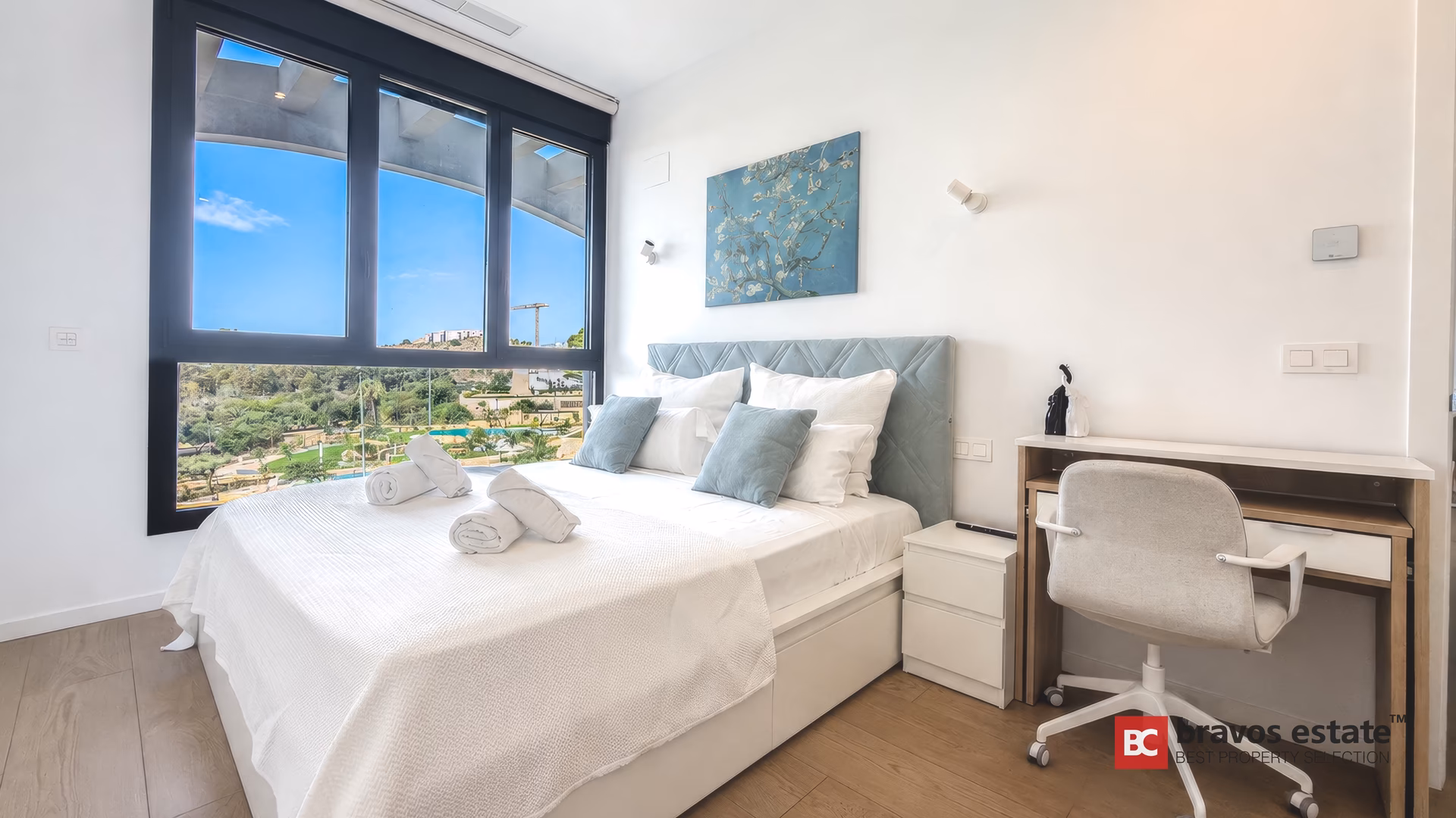 Sypialnia z podwójnym łóżkiem, biurkiem i tapicerowanym zagłówkiem w Pure Sea Residence, Playa del Torres