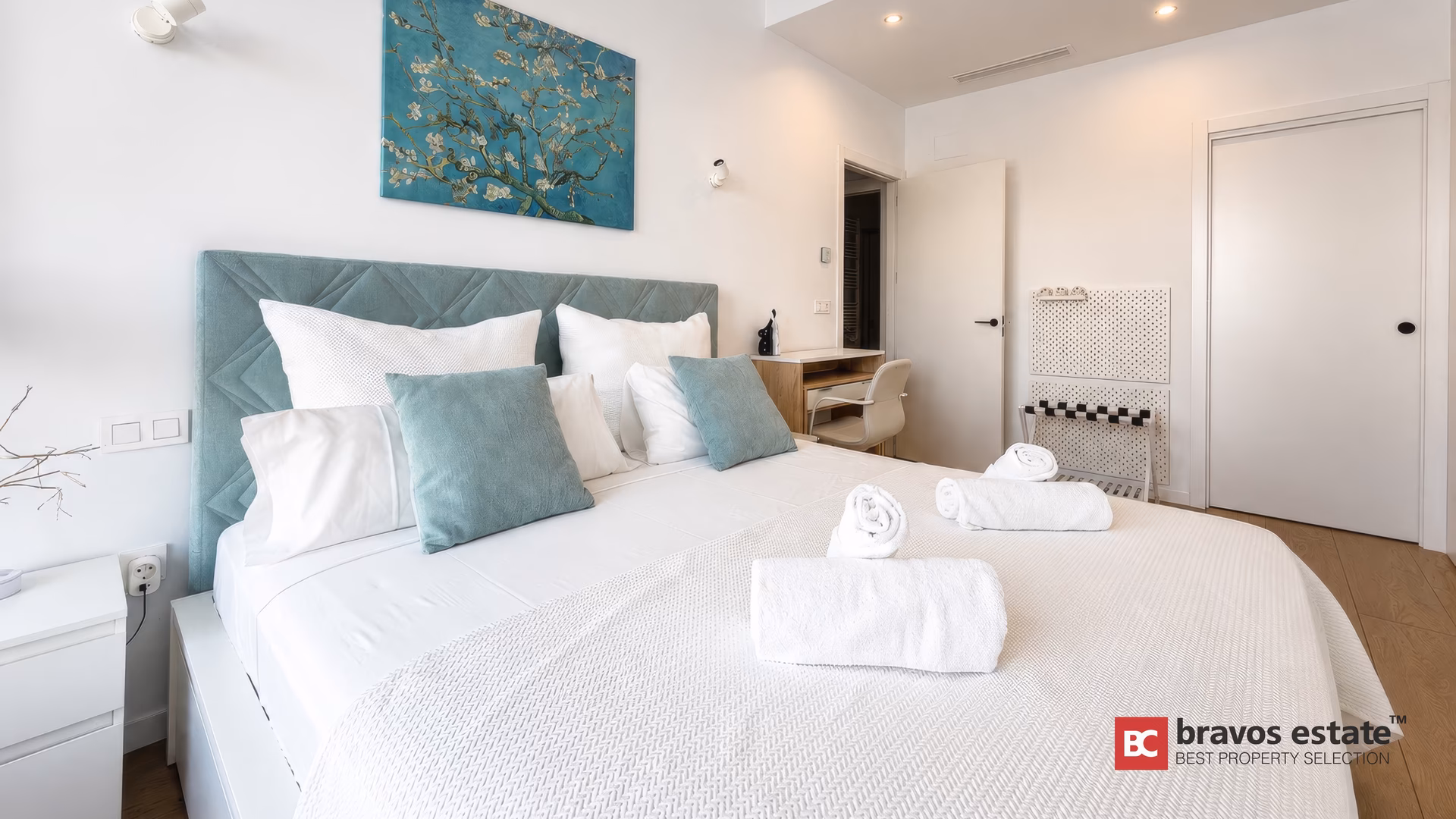 Główna sypialnia z łóżkiem king-size i szafami w zabudowie w apartamencie Pure Sea Residence