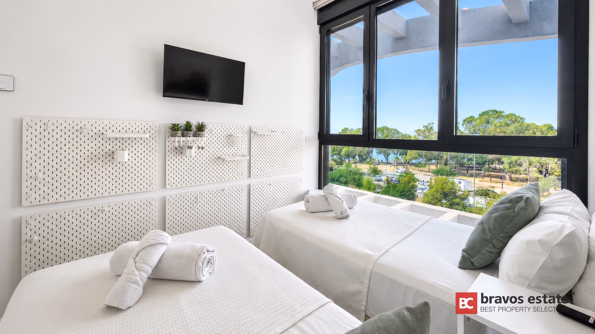 Druga sypialnia z dwoma łóżkami i telewizorem, przygotowana dla gości, aparthotel Pure Sea Residence