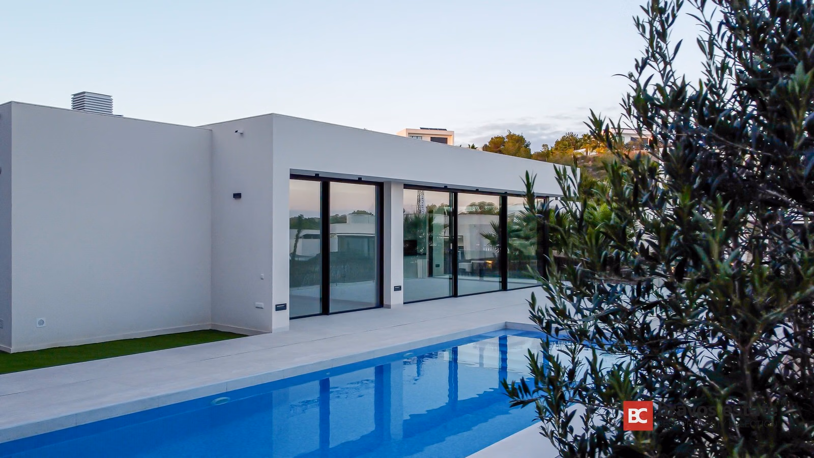 Villa Espaciosa de 3 Dormitorios en Las Colinas · 409 m² - 4