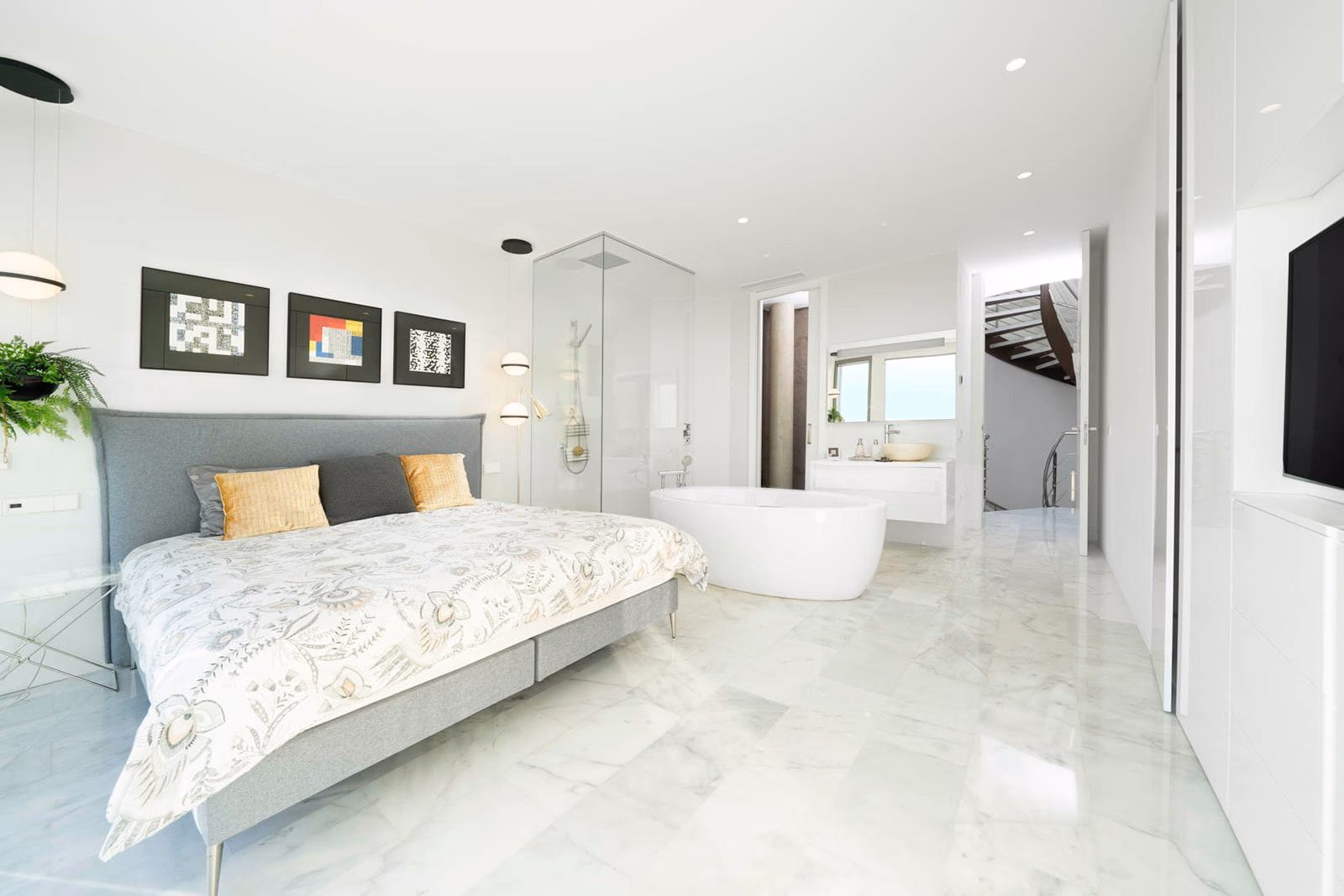 Master suite met marmeren vloer, vrijstaand bad en inloopdouche