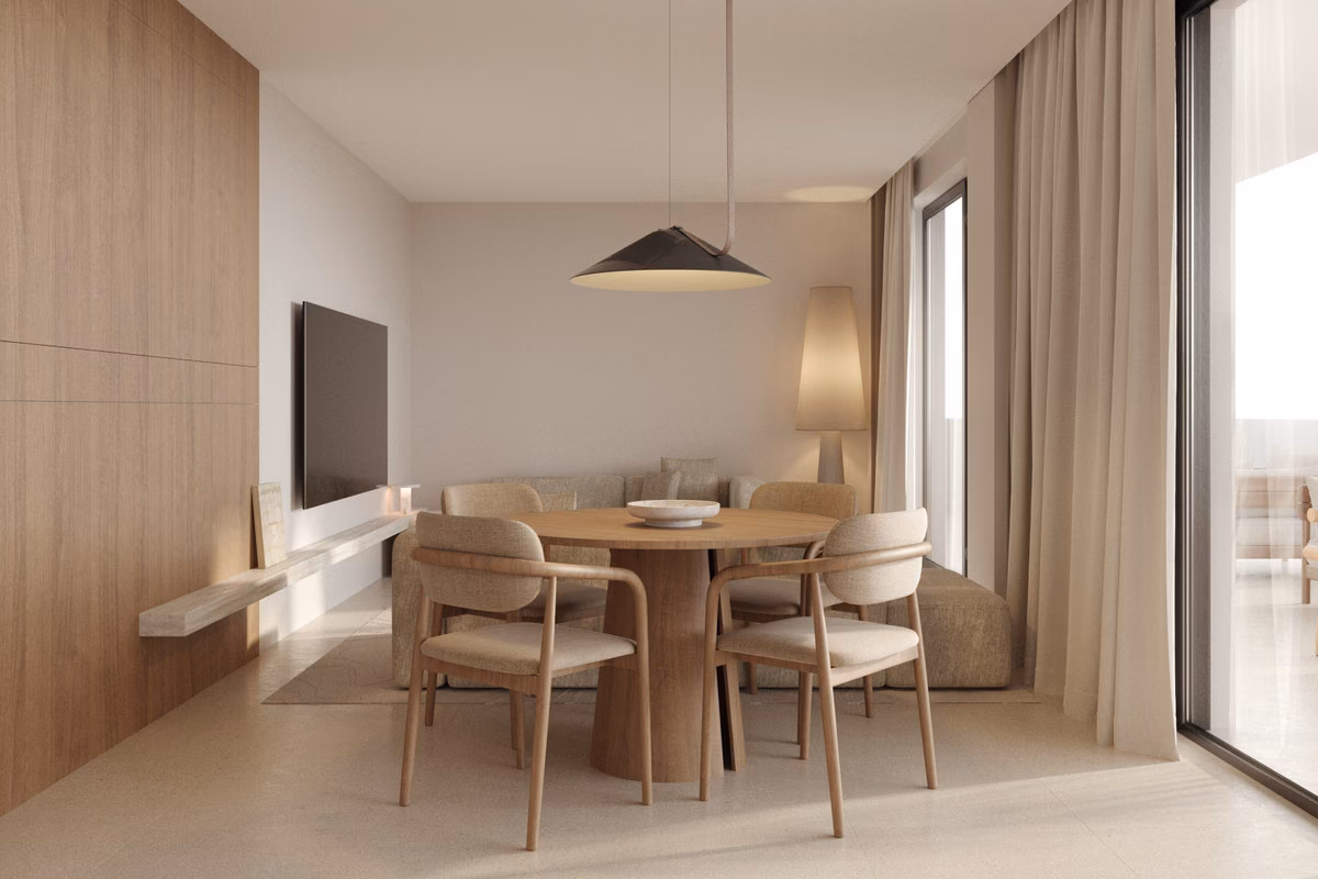 Comedor con sillas de madera junto a un ventanal