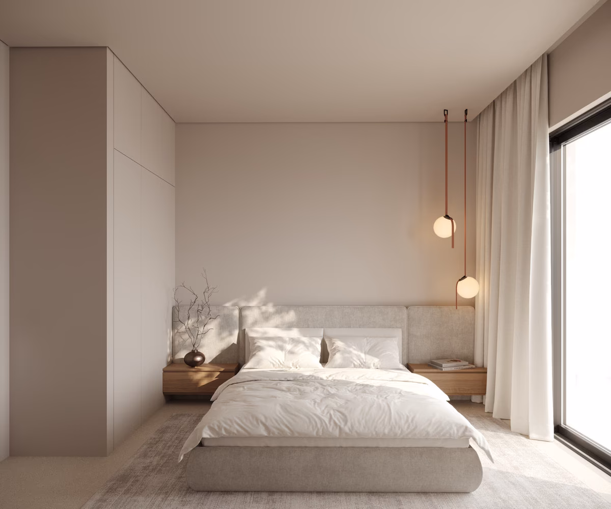 Dormitorio con lámparas colgantes junto a la cama y cortinas hasta el suelo