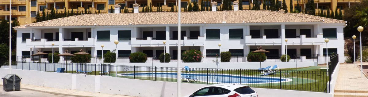 Wspólny basen za ogrodzeniem, widok z ulicy, Residencial Iron