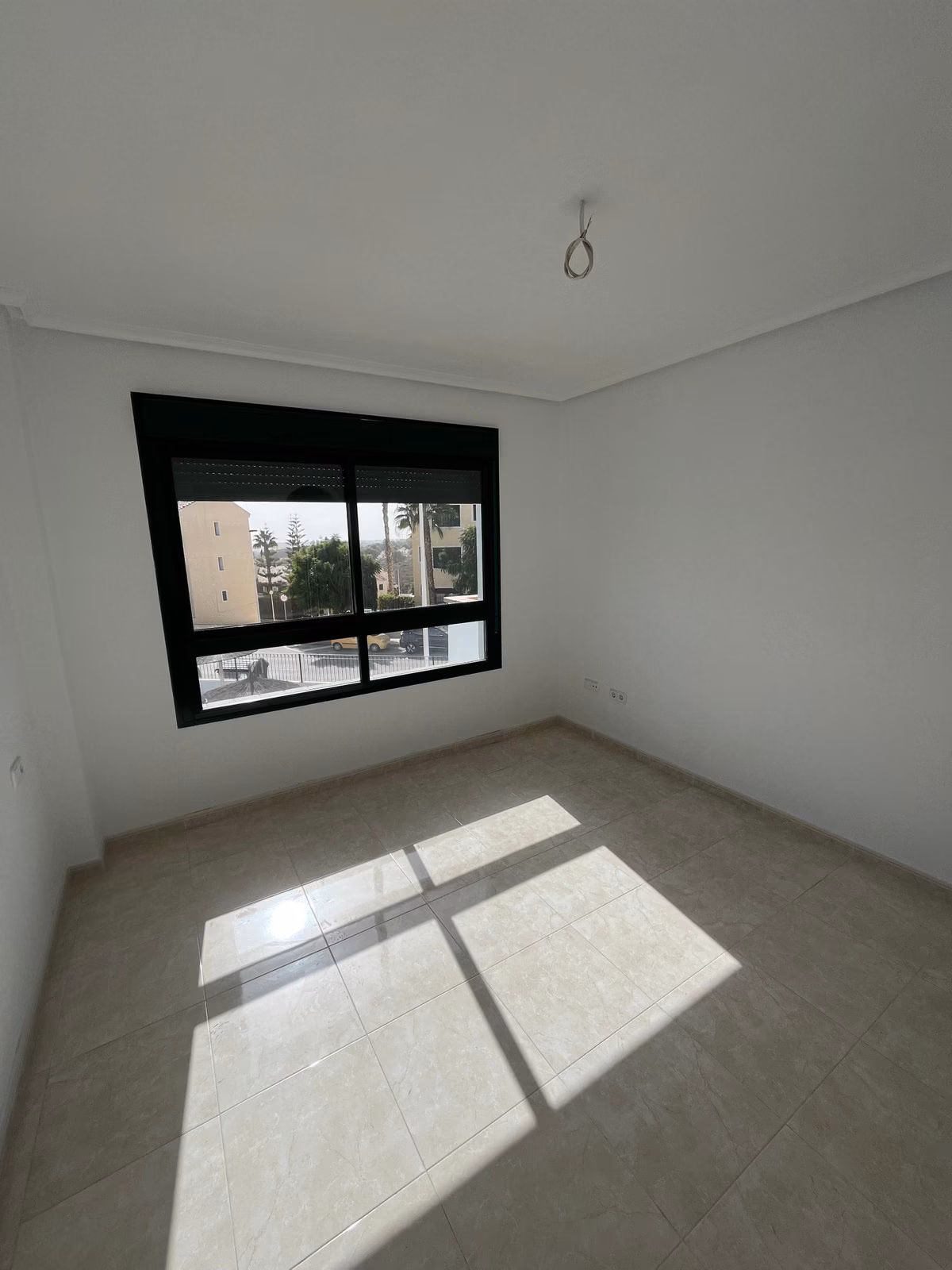 Słoneczna sypialnia z oknem w Residencial Iron
