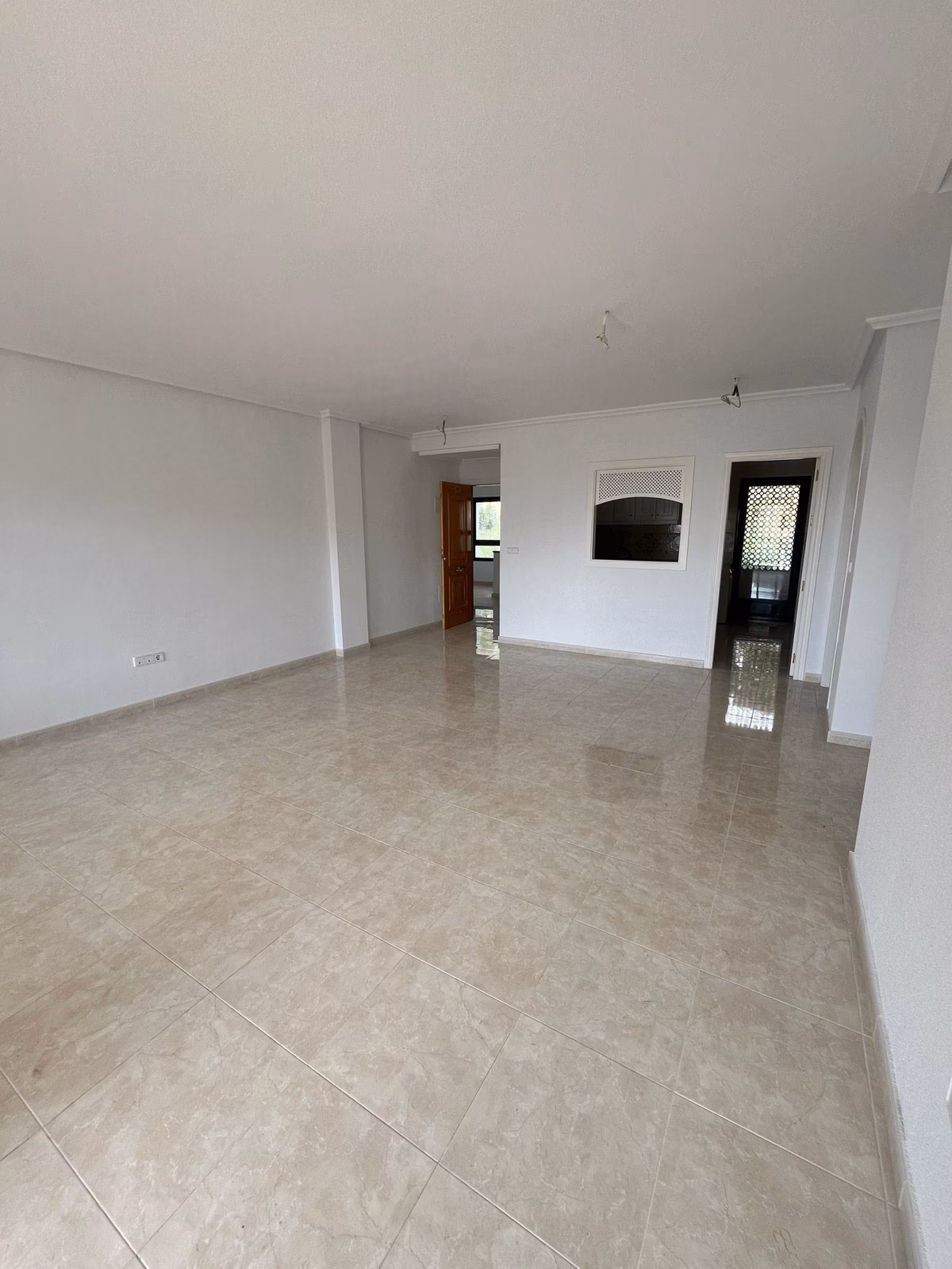Salon z jadalnią i przejściem w Residencial Iron