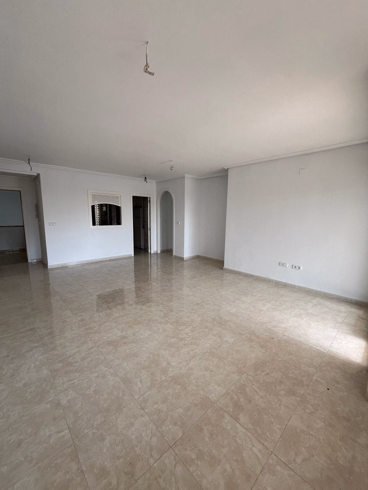 Salon z łukowym przejściem w Residencial Iron
