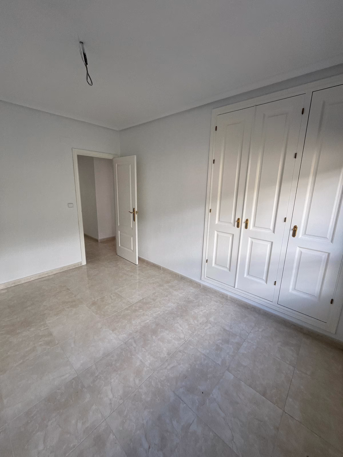 Sypialnia z dużą szafą wnękową w Residencial Iron