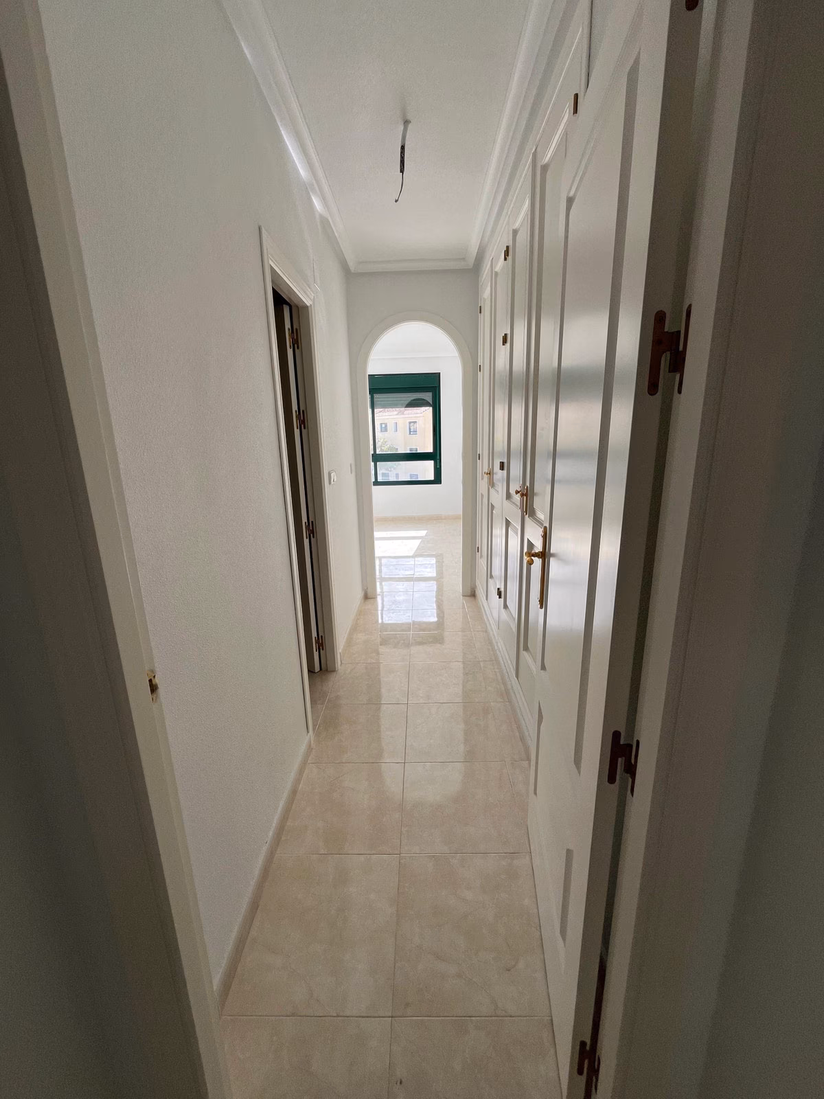 Korytarz z szafami wnękowymi w Residencial Iron