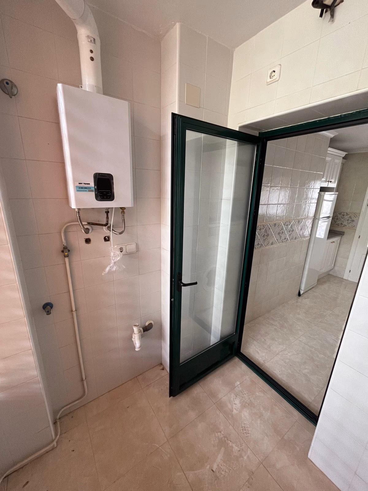 Pomieszczenie techniczne z kotłem i szklanymi drzwiami w Residencial Iron