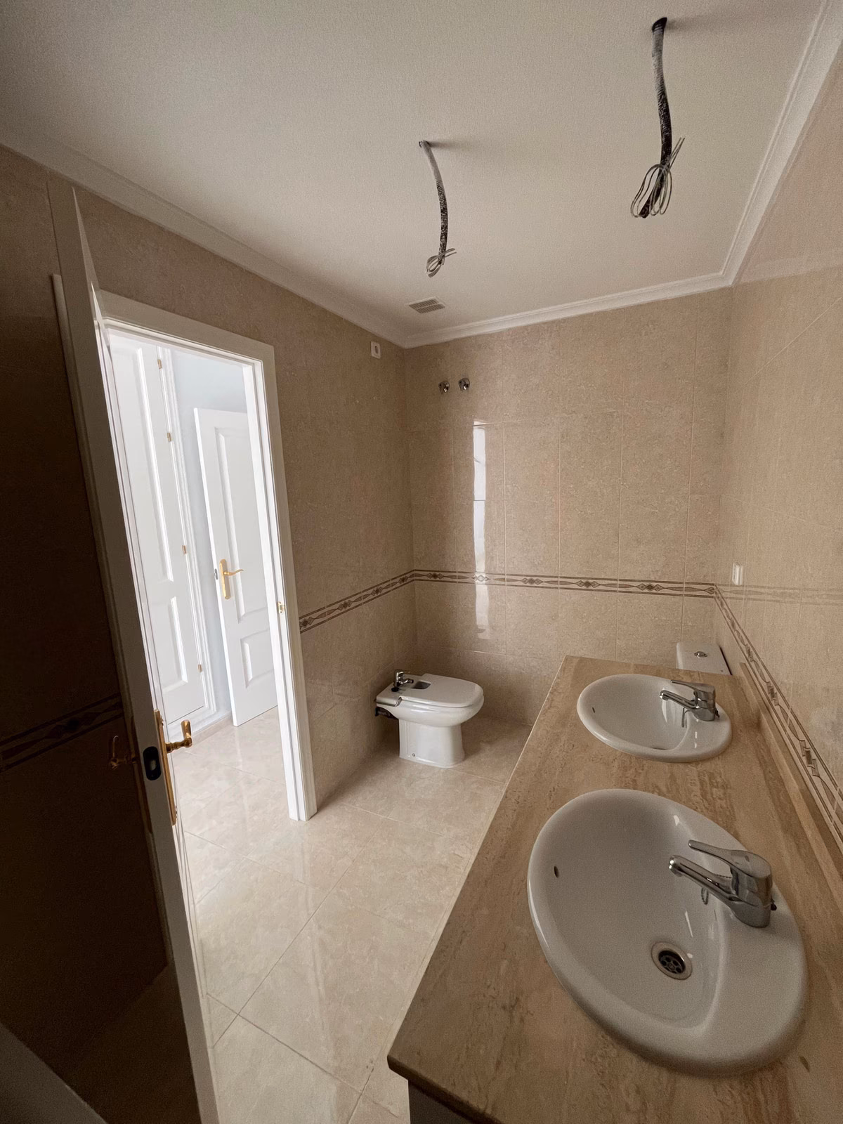 Łazienka z umywalką na blacie w Residencial Iron