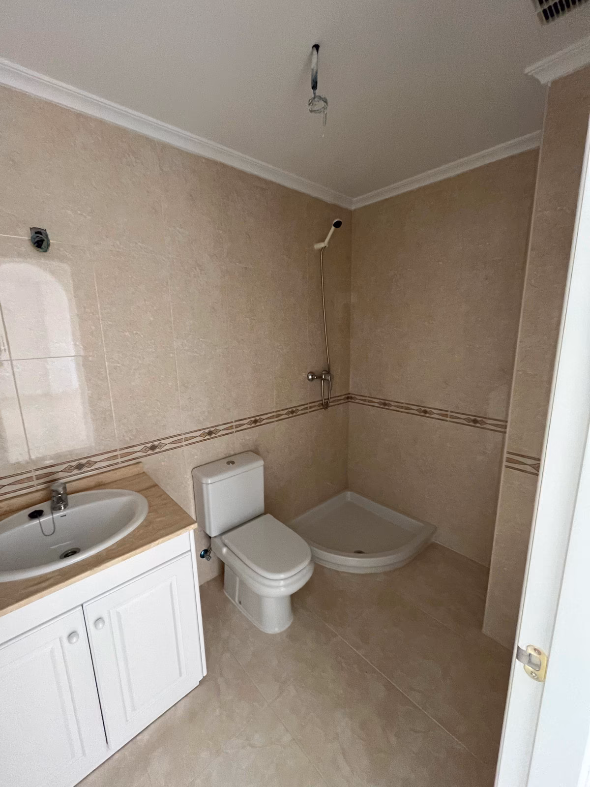 Łazienka z szafką umywalkową i WC w Residencial Iron