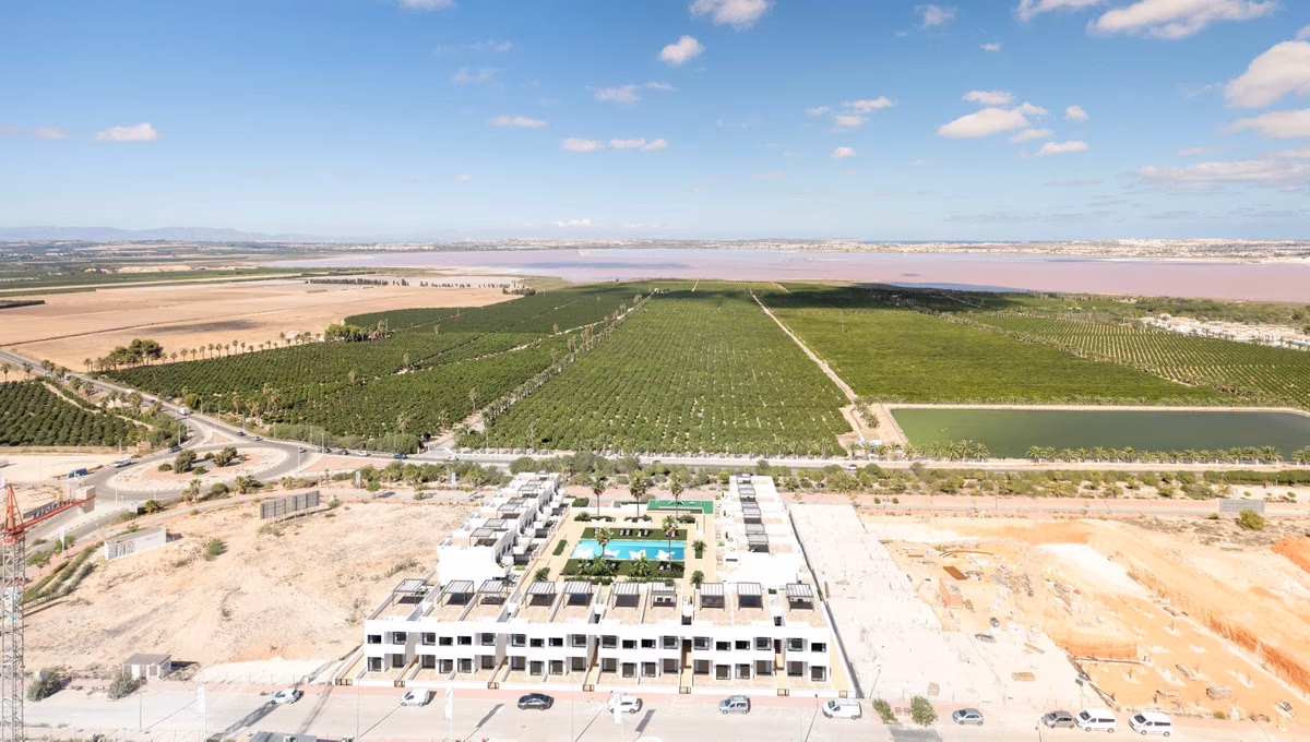 Residencial Onaru by the pink lagoon of Torrevieja