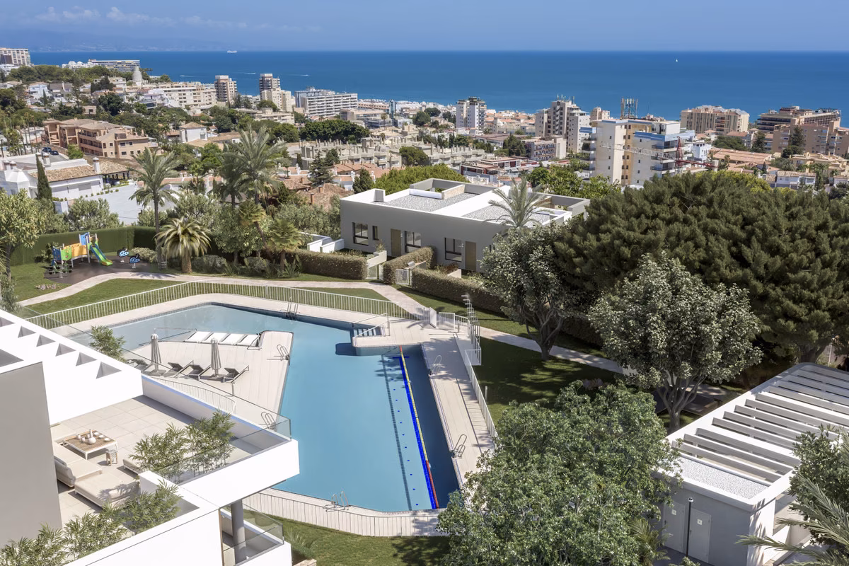 Communal pool with swimming lane and the sea beyond Torremolinos at Residencial Pacaraima