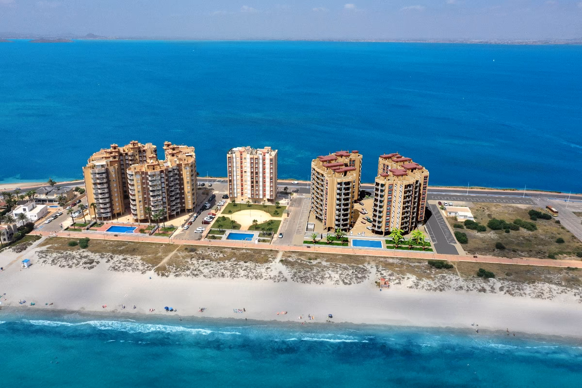 Luftbild der Strandtürme zwischen Mar Menor und Meer