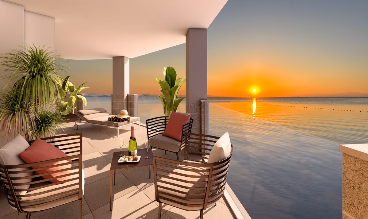Terrasse bei Sonnenuntergang über dem Meer