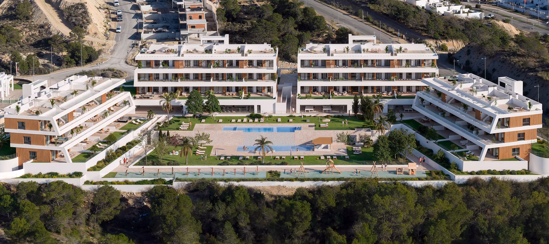 Außenansicht des Residencial Sonne Finestrat mit Kaskadenpools