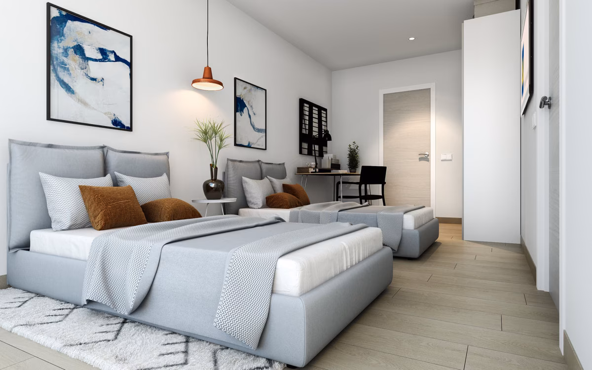 Schlafzimmer mit Doppelbett, Schreibtisch und Pendelleuchte