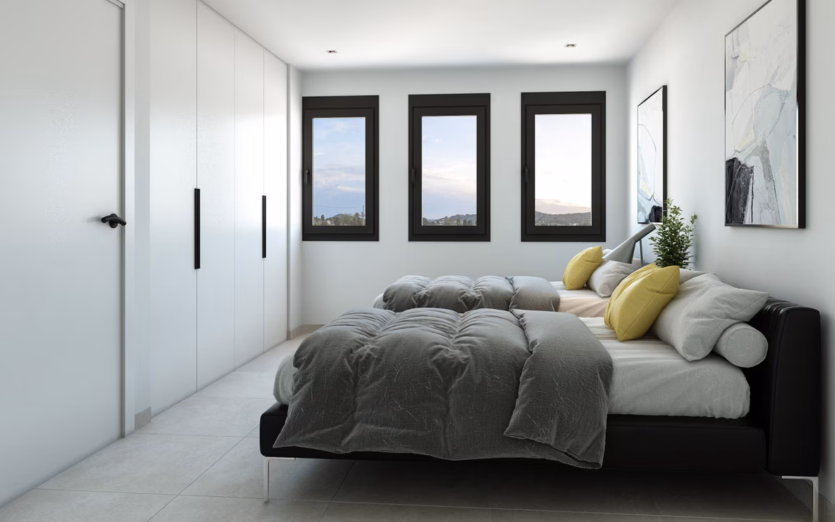 Schlafzimmer mit drei kleinen Fenstern und Einbauschränken