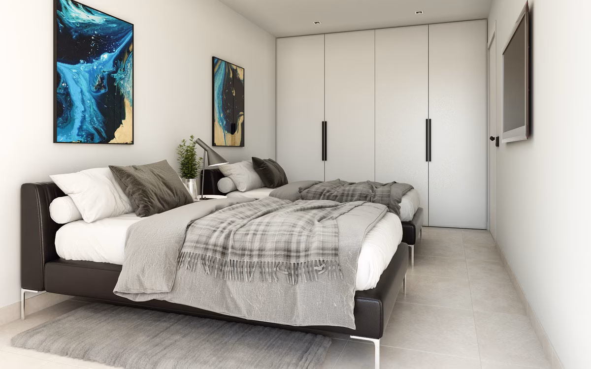 Schlafzimmer mit dunklem Bettrahmen und raumhohen Schränken