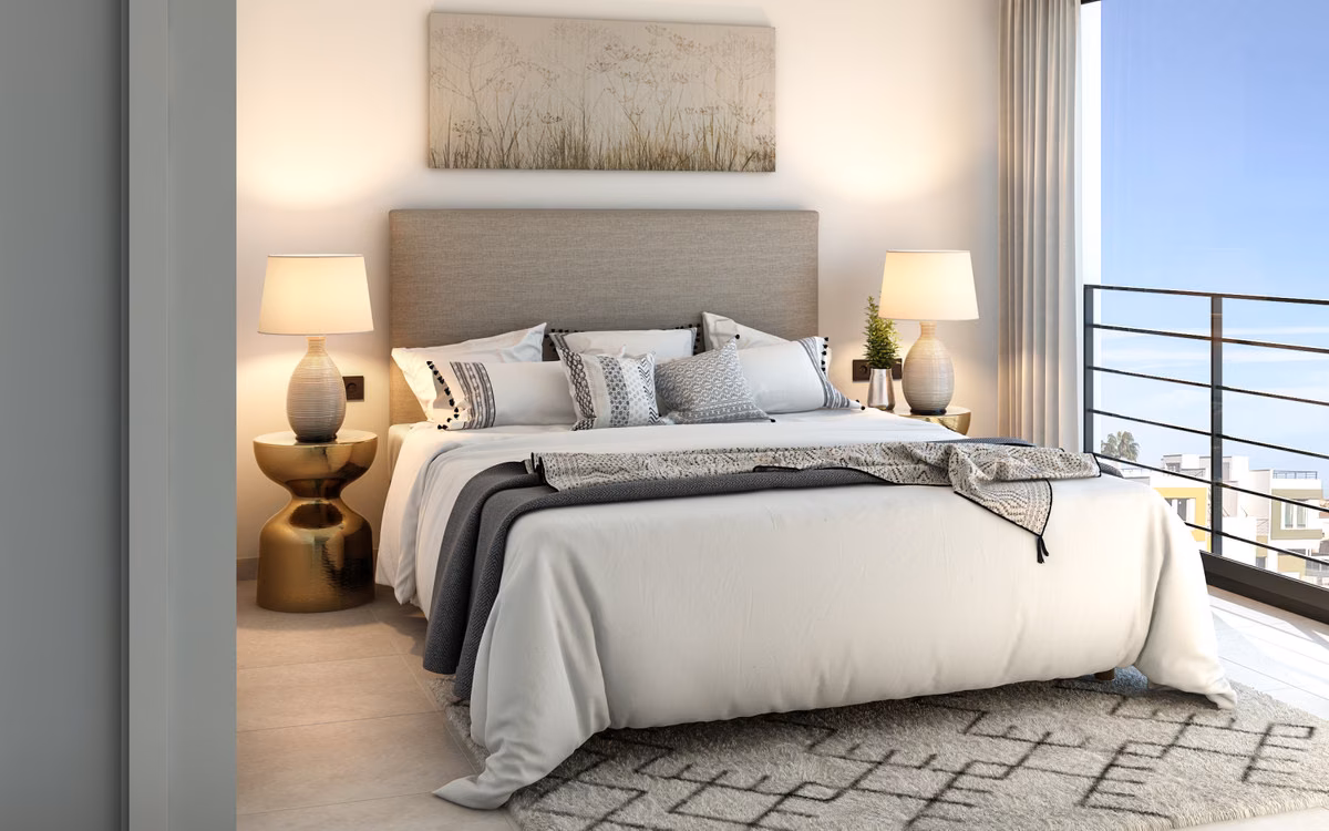 Schlafzimmer mit Polsterkopfteil und Tür zum Balkon