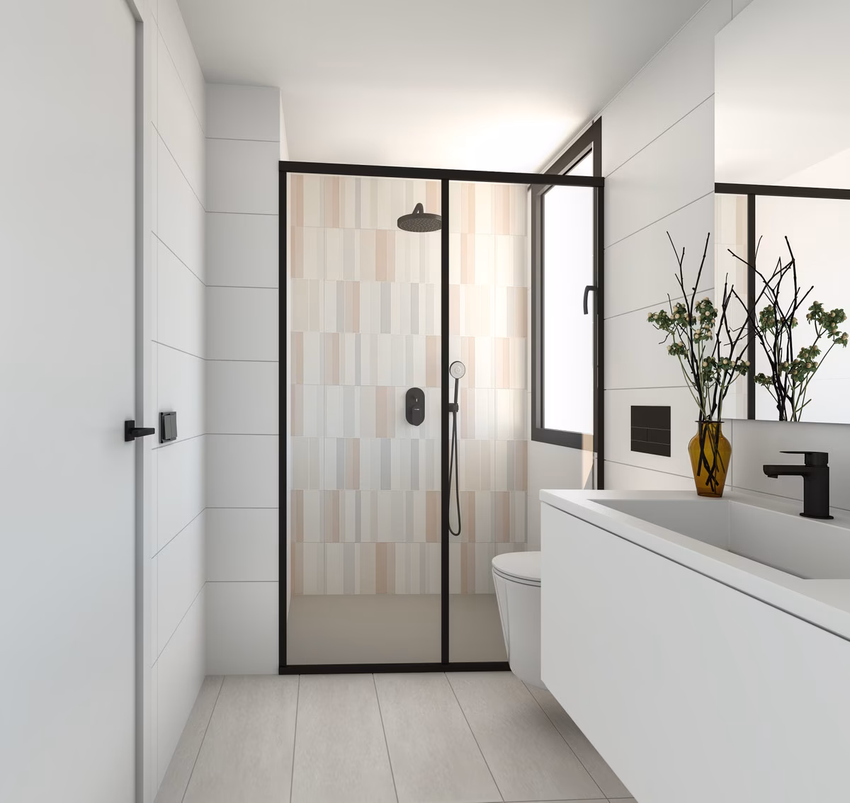 Bad mit gemusterten Fliesen in der Dusche und Glaswand