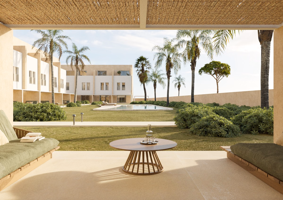 Communal garden and seating area between the Residencial Vernissa terraces