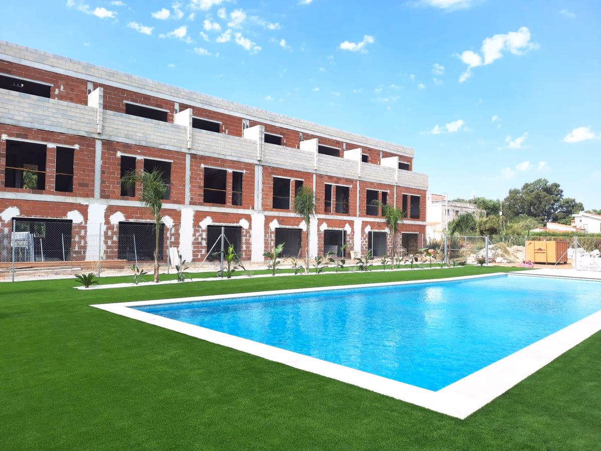 Completed pool and lawn at Residencial Vernissa during handover works