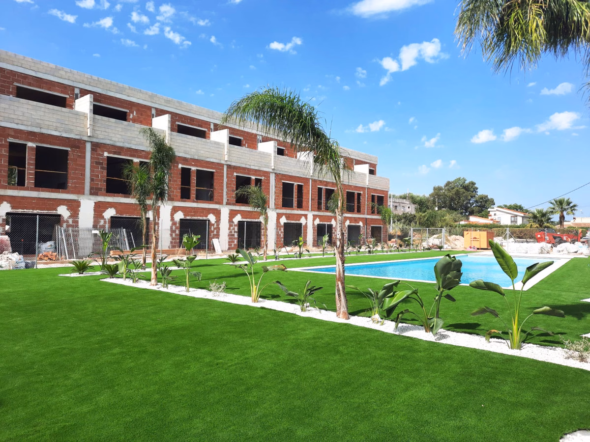 Palms and lawn along the Residencial Vernissa pool