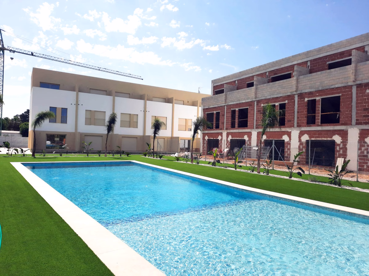 Rear elevation of the Residencial Vernissa houses with the pool in front