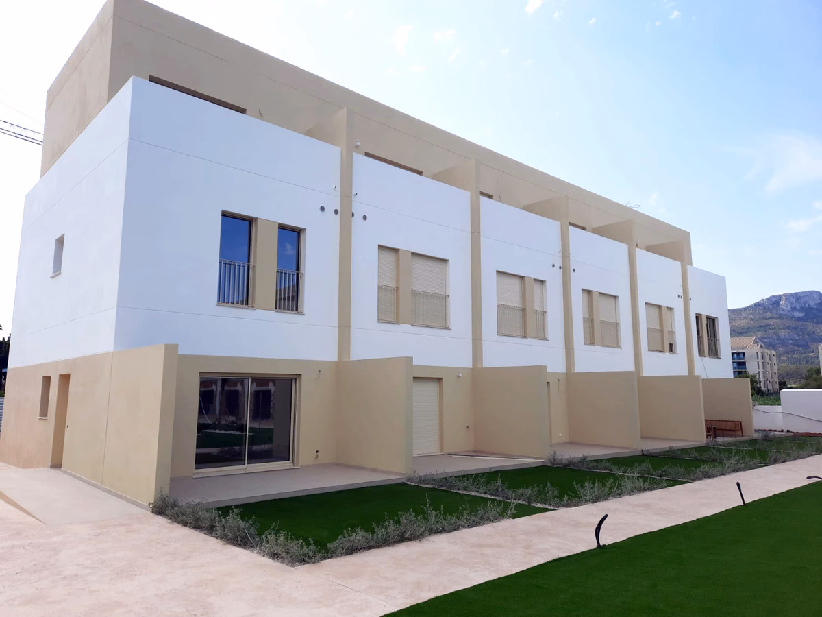 Finished white facade of a Residencial Vernissa house from the access road