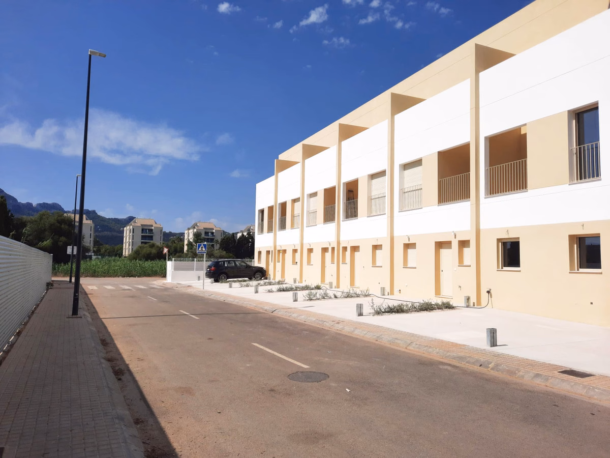 Street frontage and covered parking at Residencial Vernissa
