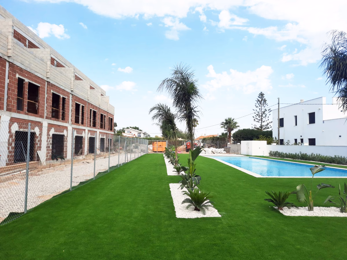 Residencial Vernissa pool terrace with the houses behind