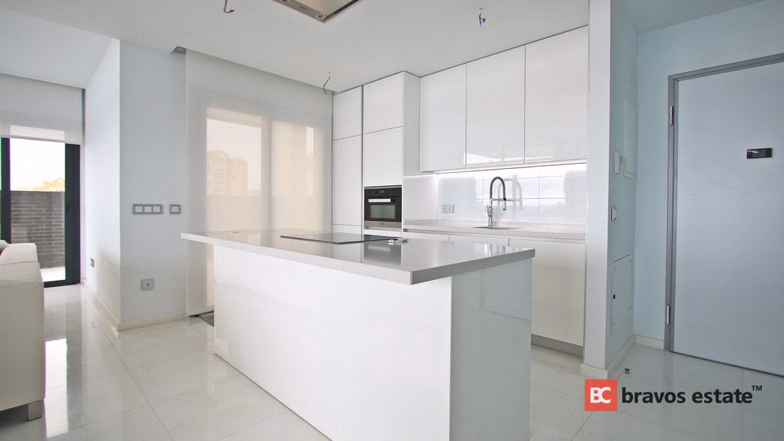 Seafront 2-Bedroom Apartment in Benidorm · 357 m² - 4
