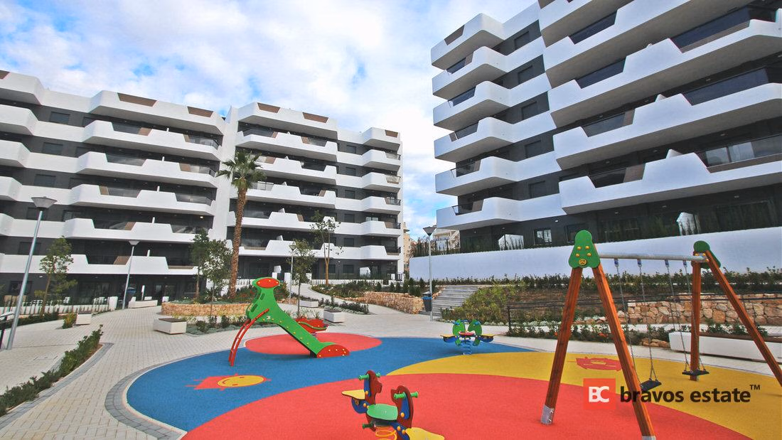 Beachside 2-Bedroom Apartment in Arenales del Sol - 2