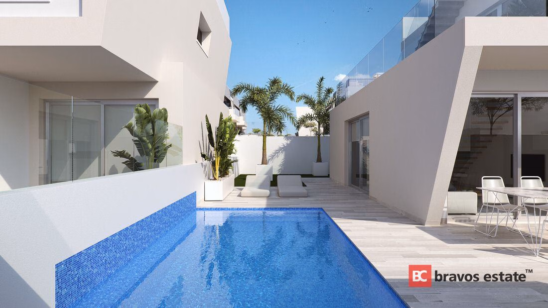 Seafront 3-Bedroom Villa in Mil Palmeras - 5