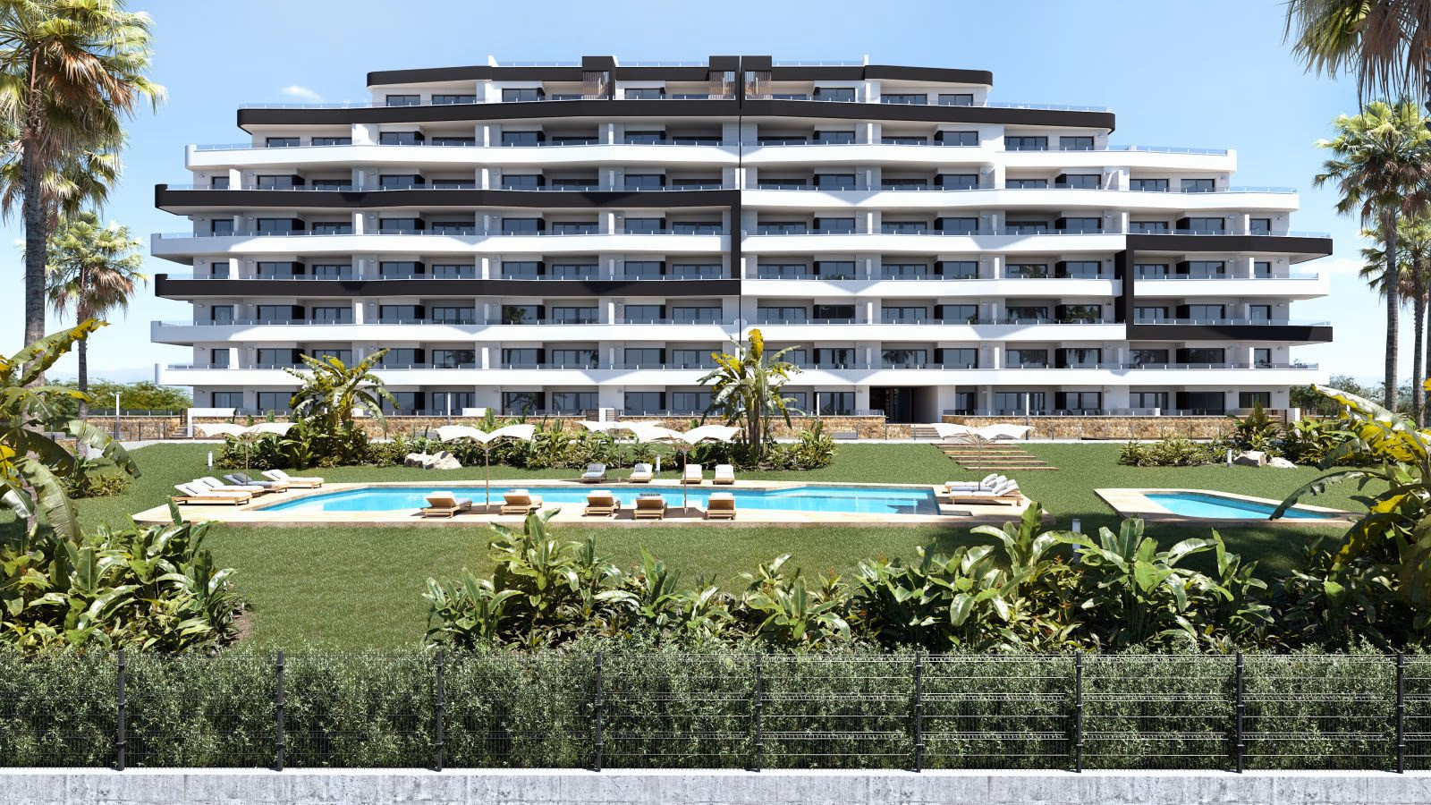 Salinas Gardens Residenz mit Blick auf Pool und Rasenflächen