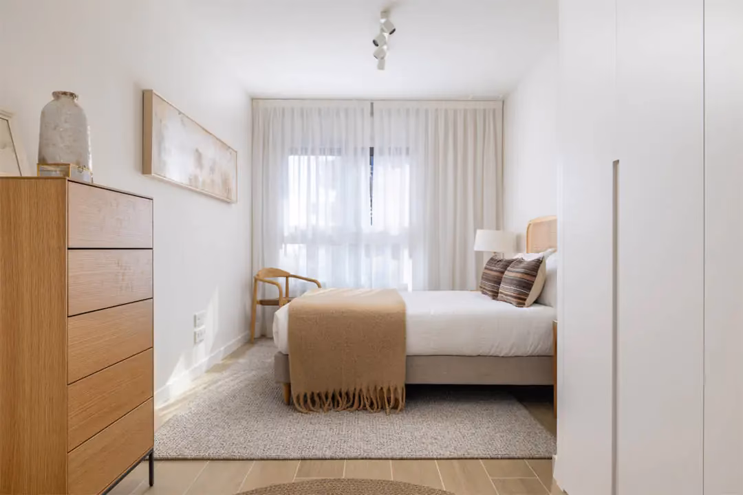 Gemeenschappelijk zwembad en padelbaan vanuit de modelwoning