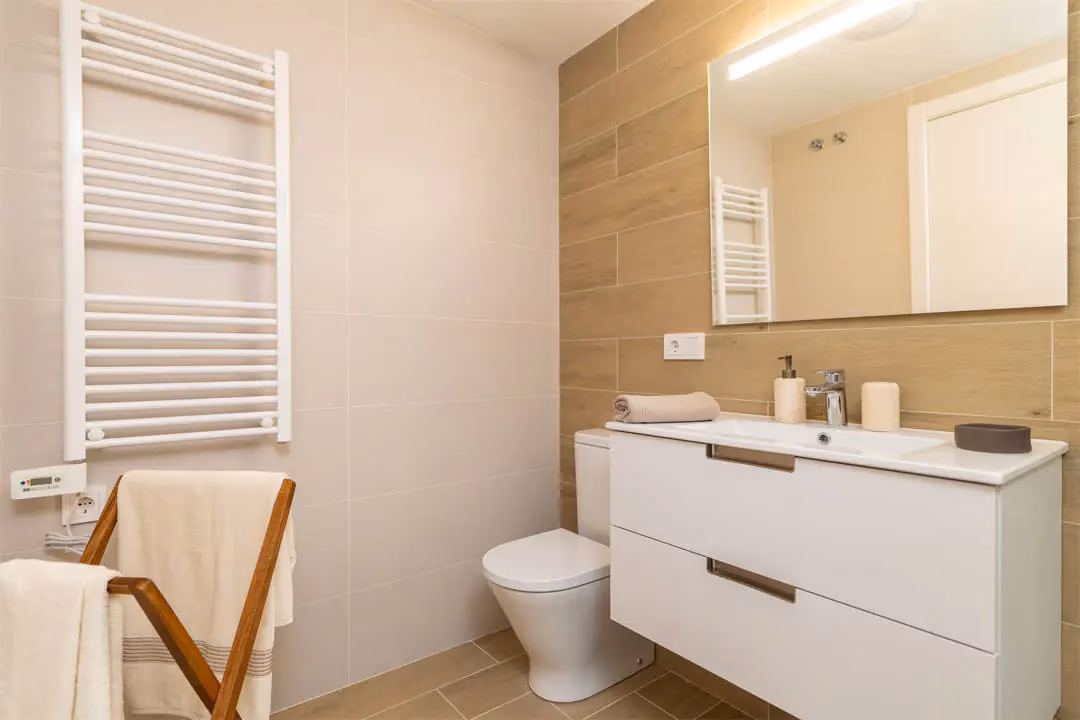 Woonkamer van de modelwoning, met toegang tot het terras