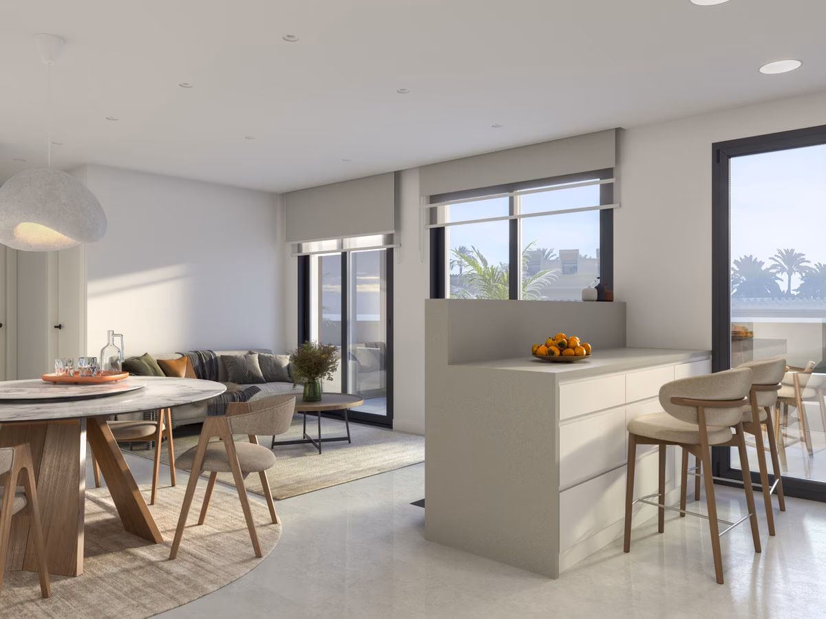 Wohn- und Essbereich mit Küchentheke und Zugang zur Terrasse