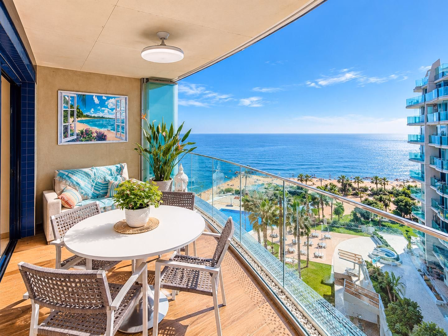 Terraza acristalada en la séptima planta de Sea Senses con mesa de comedor y vista frontal al Mediterráneo