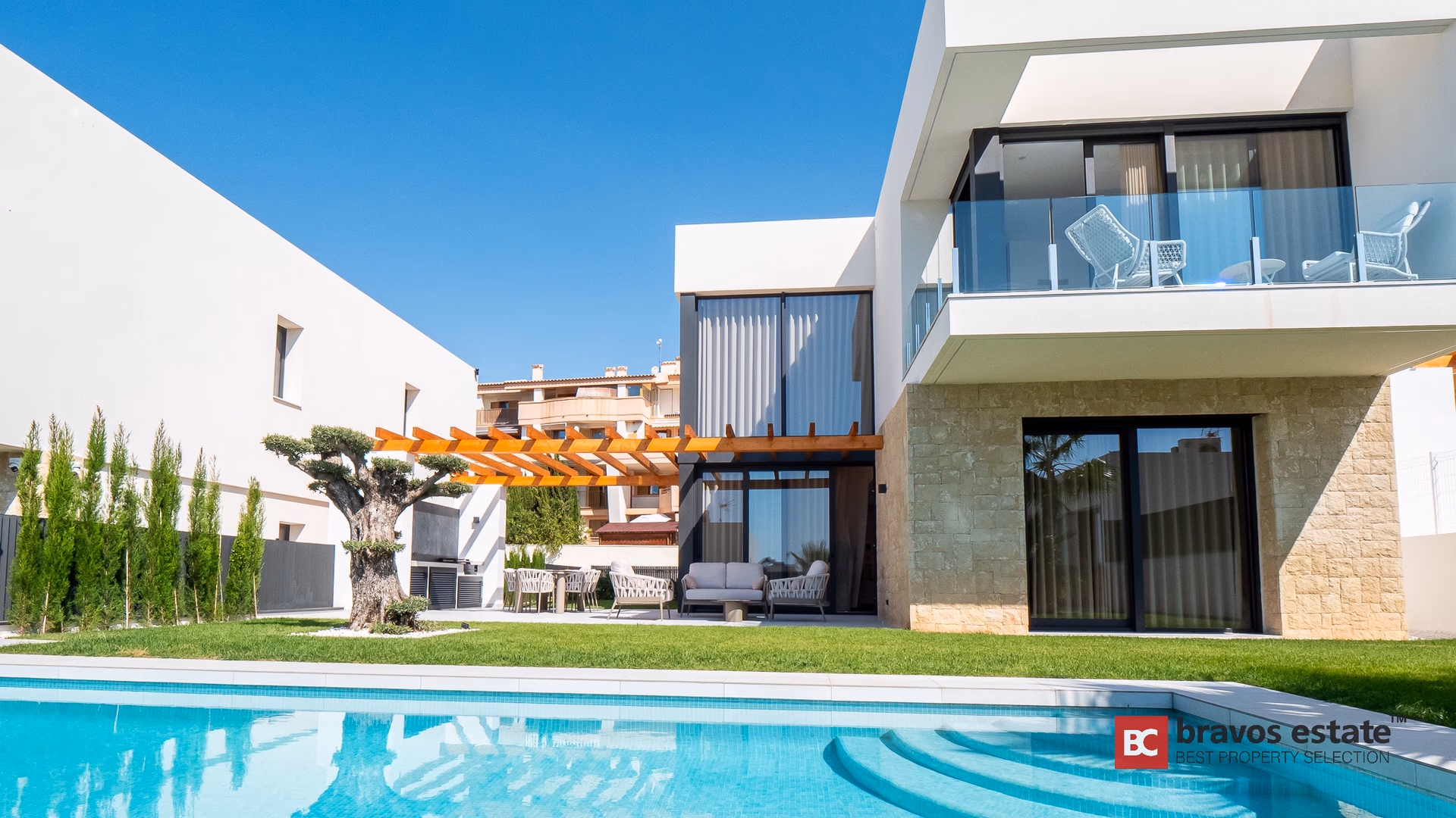 Moderne weiße Villa Sea View mit Pool und Pergola-Terrasse