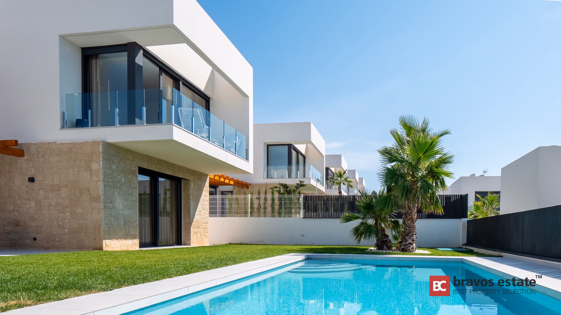 Moderne Villa mit Pool, von Palmen eingerahmt