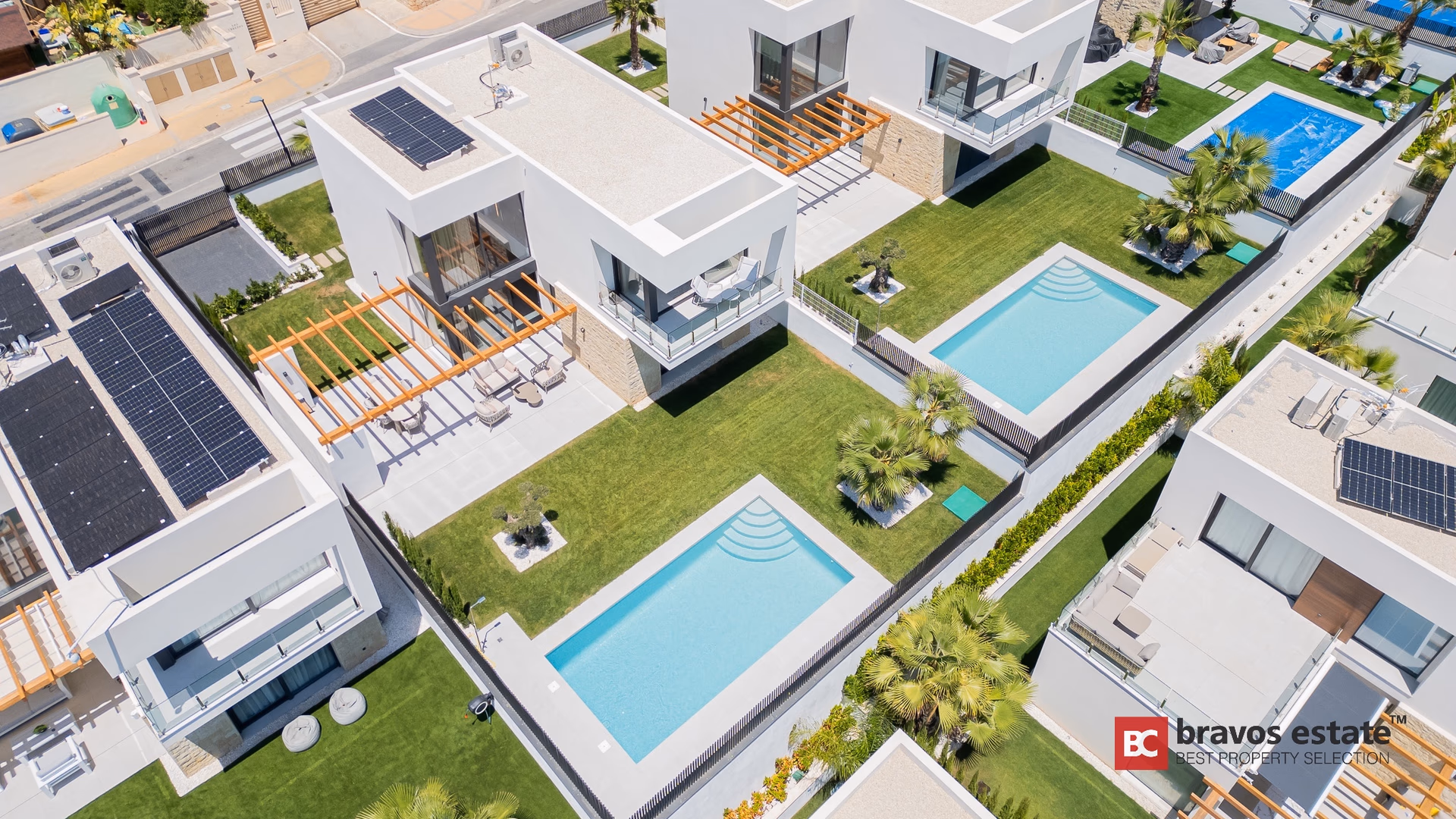 Luftaufnahme der Villa Sea View mit Pool in Sierra Cortina