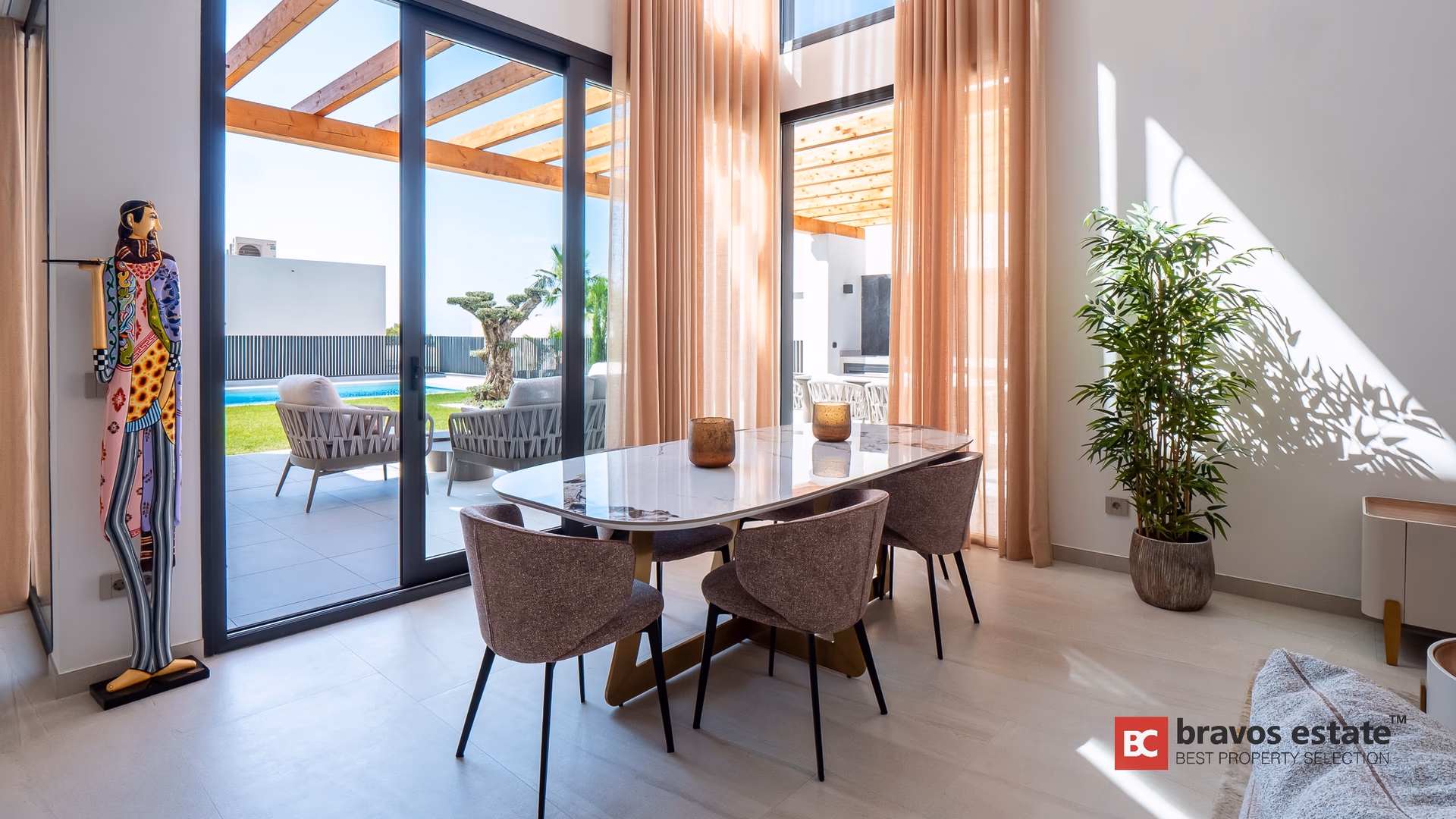 Wohn-Essbereich mit Übergang zu Terrasse und Garten
