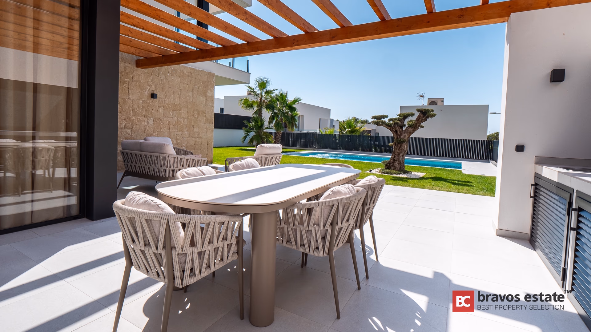 Essterrasse unter der Pergola direkt am Pool