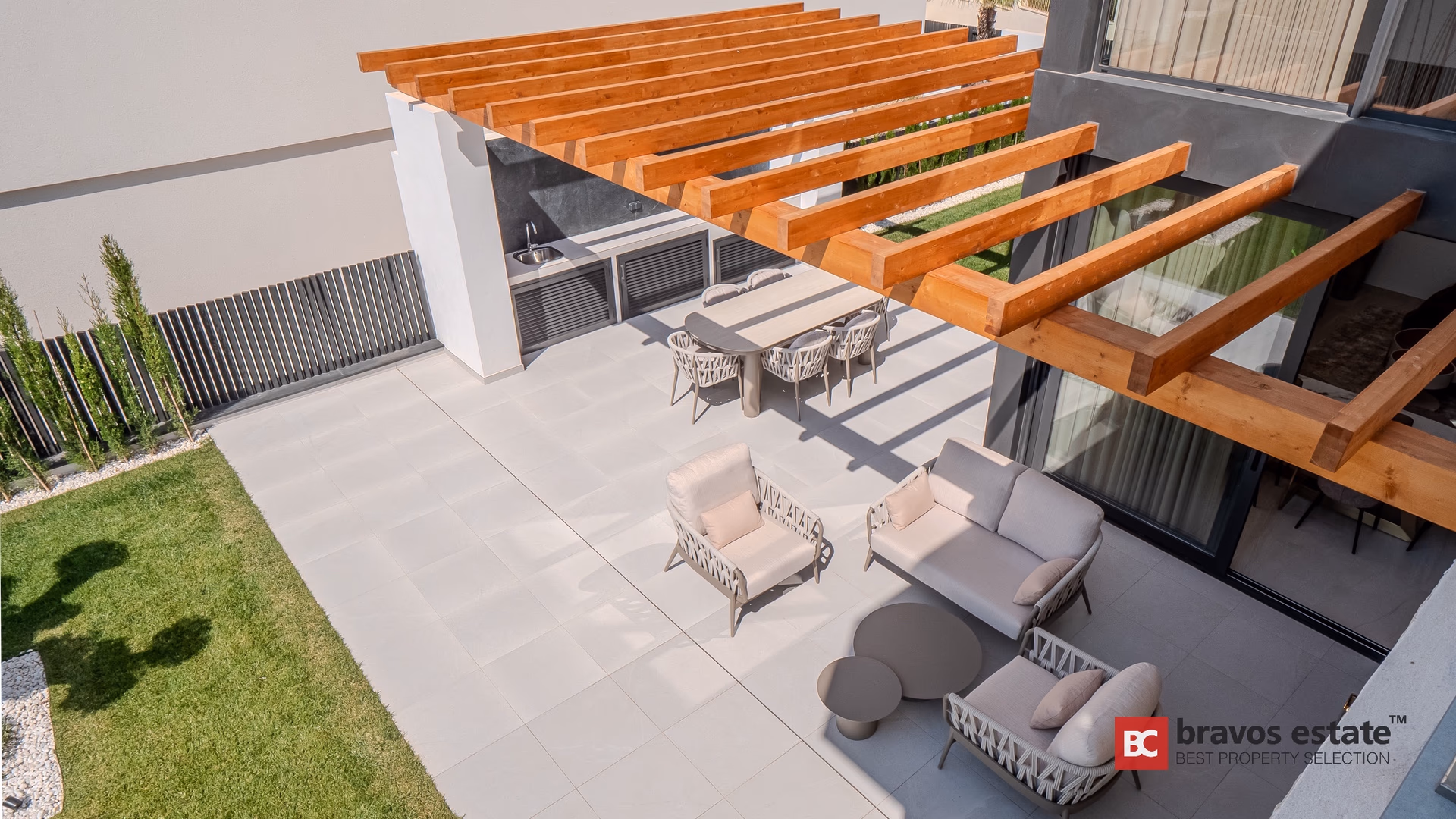 Überdachte Lounge-Terrasse mit Blick in den Garten