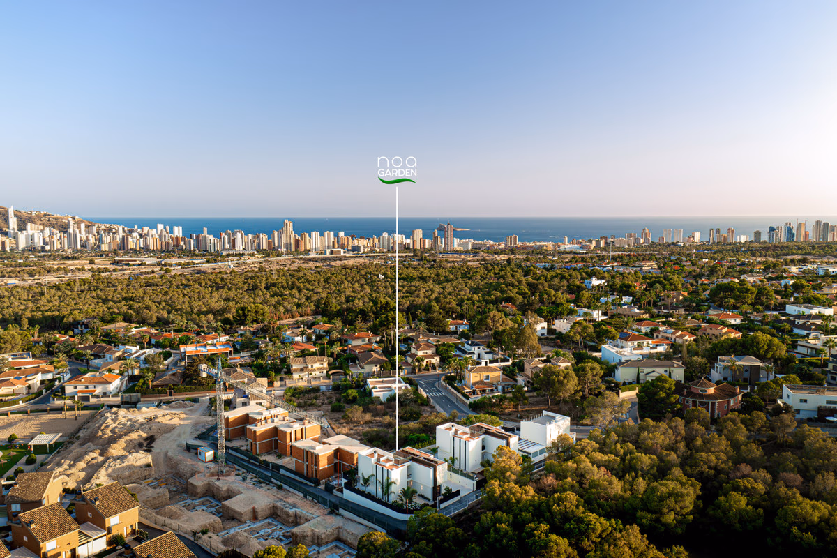 Вид с воздуха на La Nucía в сторону Benidorm и моря