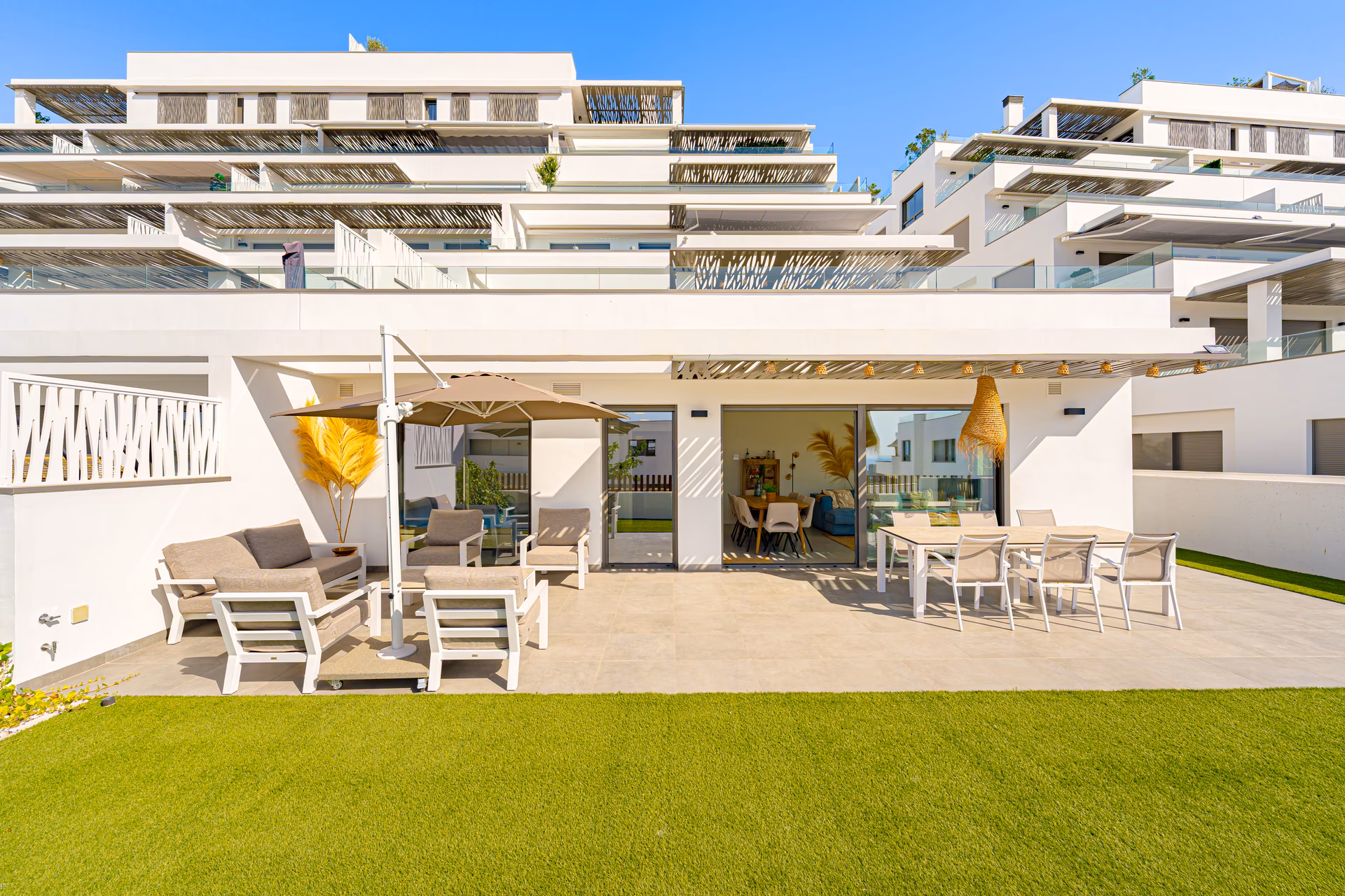 Terraza cubierta y jardín privado del apartamento esquinero en Seascape Resort