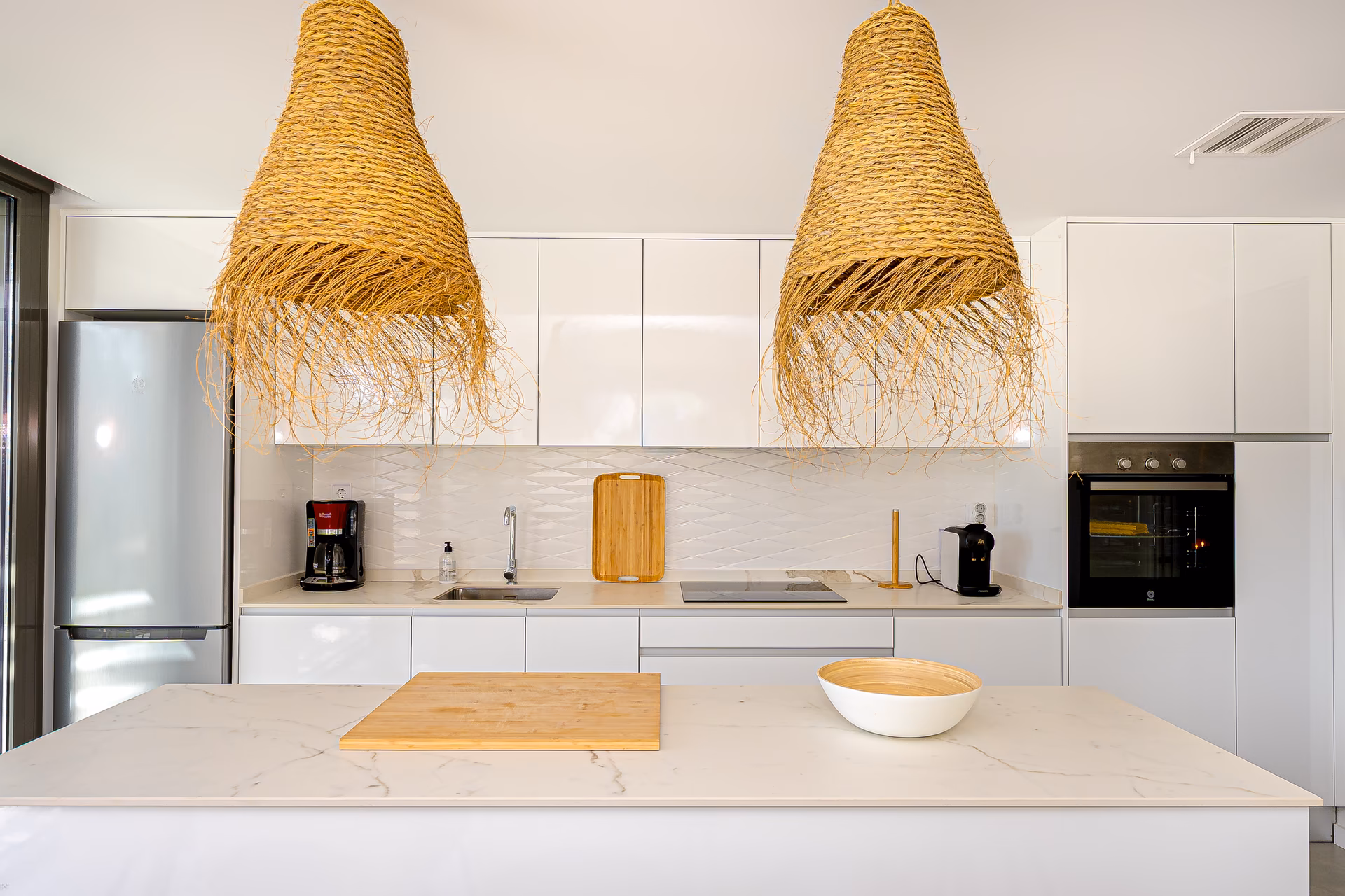 Cocina con isla de desayuno